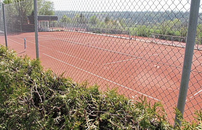 Diesen Tennisplatz sowie den Gastraumdes Werner-Banck-Heims und einen kleinen Teil des rechts unterhalt dieses Courts liegenden Platzes hätte die Stadt zurückkaufen können. Foto: Leitner