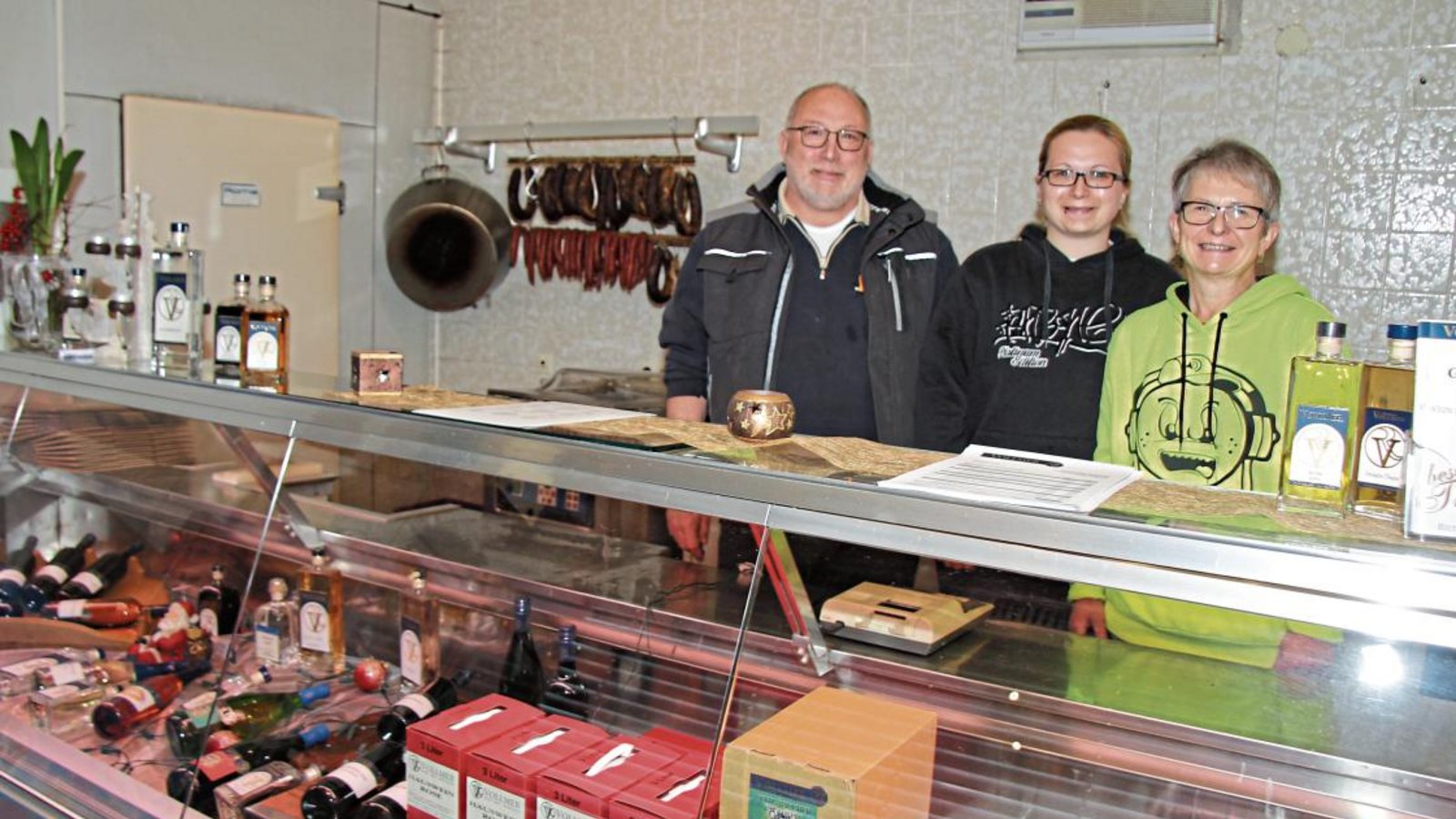 Roland, Astrid und Ursula Vollmer freuen sich darauf, ab morgen Kunden in ihrem neuen Hofladen begrüßen zu dürfen. Foto: Banholzer Roland, Astrid und Ursula Vollmer freuen sich darauf, ab morgen Kunden in ihrem neuen Hofladen begrüßen zu dürfen. Foto: Banholzer