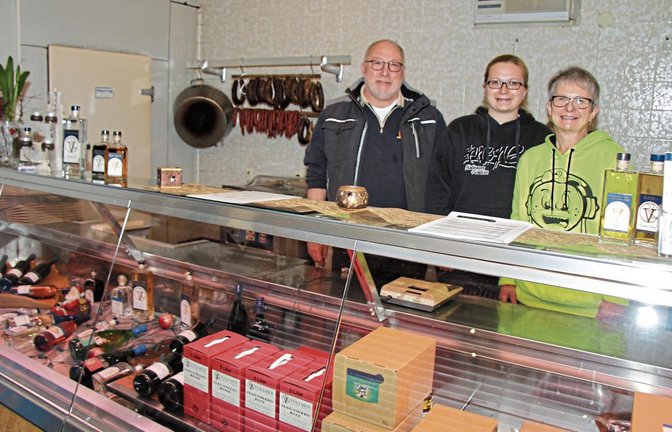Roland, Astrid und Ursula Vollmer freuen sich darauf, ab morgen Kunden in ihrem neuen Hofladen begrüßen zu dürfen.  Foto: Banholzer