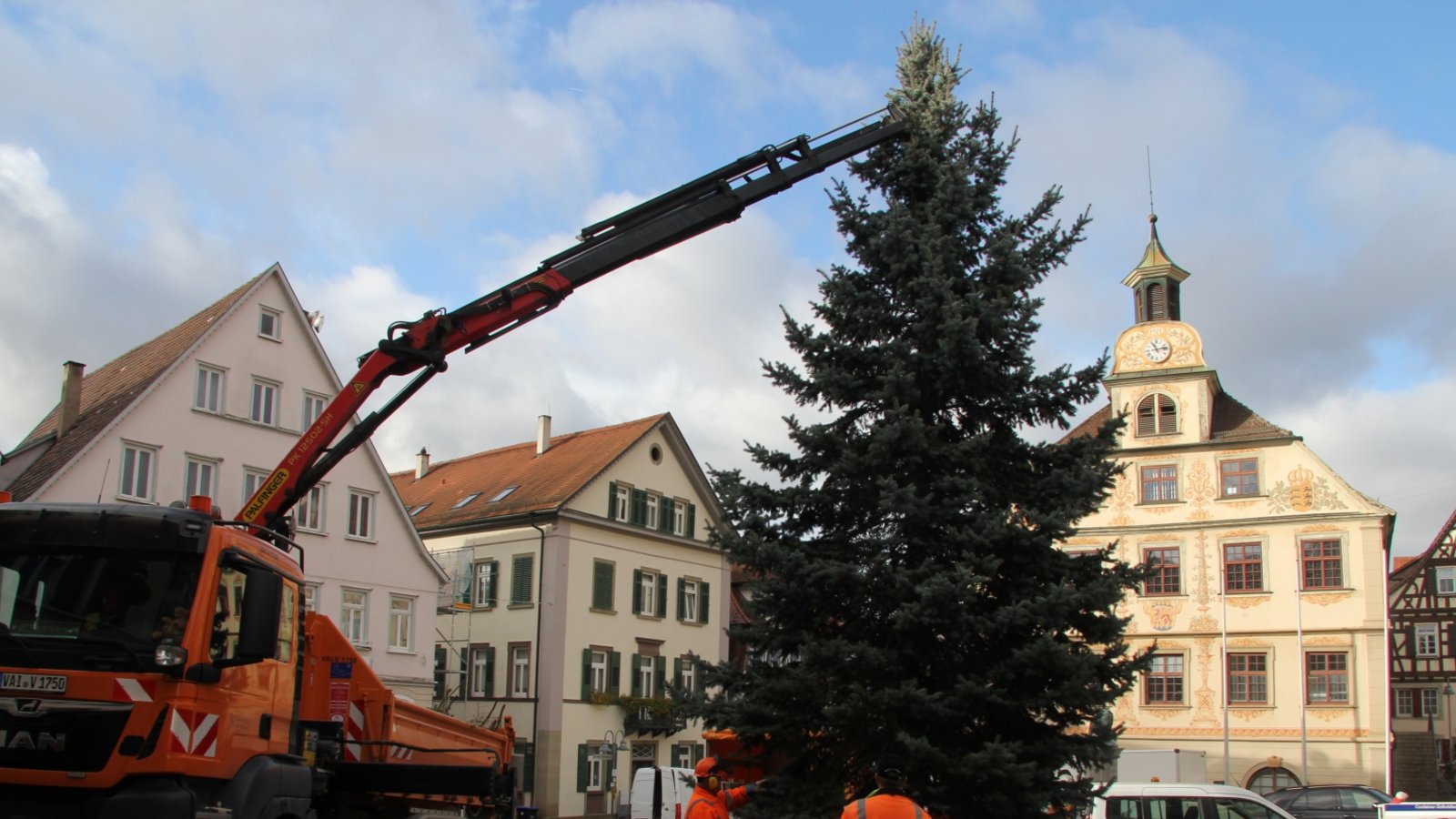 Mitarbeiter des Bauhofs haben gestern den Weihnachtsbaum auf dem Vaihinger Marktplatz aufgestellt. Es handelt sich dabei um eine Blaufichte, die in Horrheim gefällt wurde, wie Stadtsprecherin Martina Fischer auf VKZ-Nachfrage mitteilt. Foto: Banholzer Mitarbeiter des Bauhofs haben gestern den Weihnachtsbaum auf dem Vaihinger Marktplatz aufgestellt. Es handelt sich dabei um eine Blaufichte, die in Horrheim gefällt wurde, wie Stadtsprecherin Martina Fischer auf VKZ-Nachfrage mitteilt. Foto: Banholzer