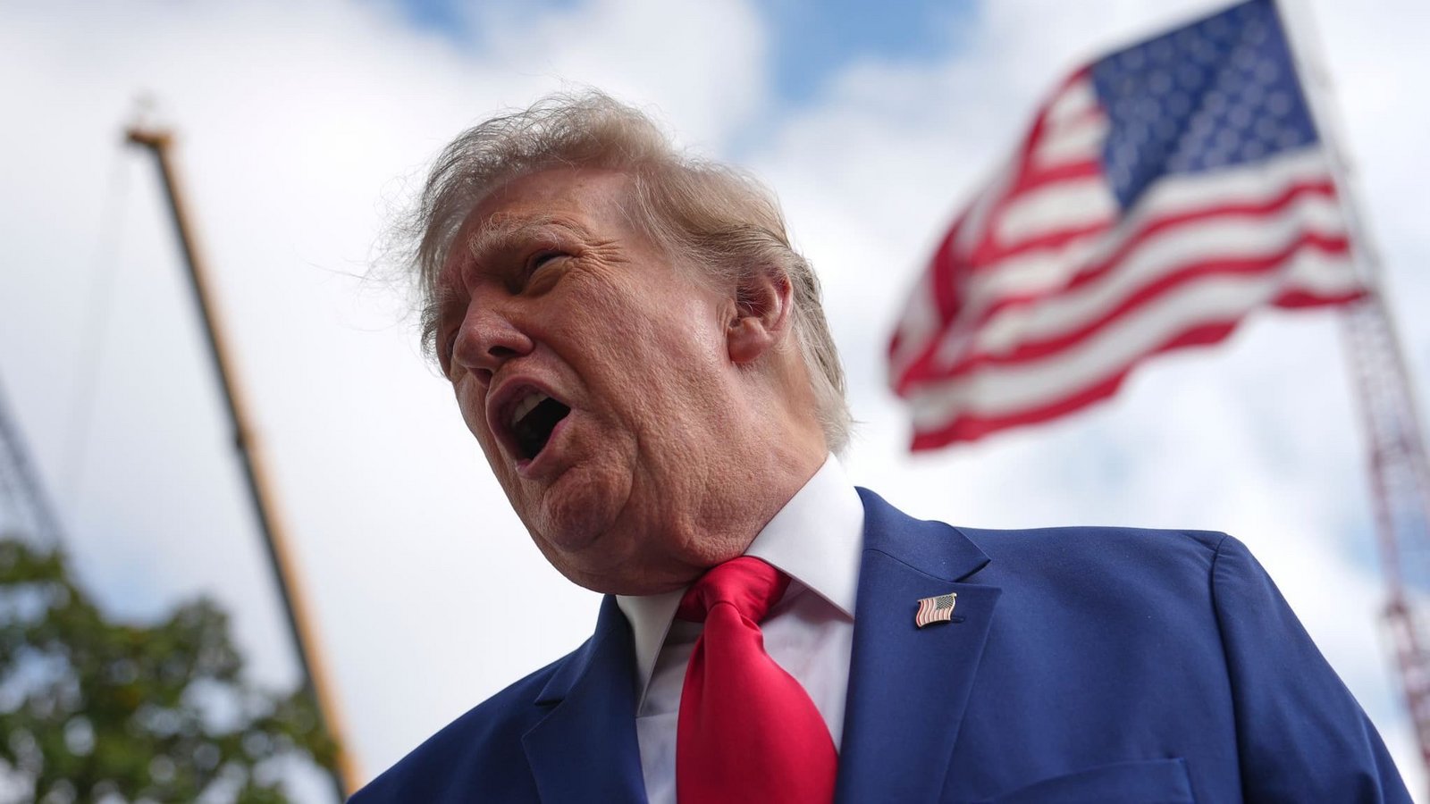 Trump will eigenen Aussagen zufolge nicht für die Drosselung des Satelliteninternets in der Ukraine verantwortlich gewesen sein.Julia Demaree Nikhinson/AP/dpa