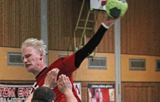 Marco Wuerl (hinten) ist einer der wihtigsten Rückraumspieler des HC Metter-Enz. Foto: Nachreiner