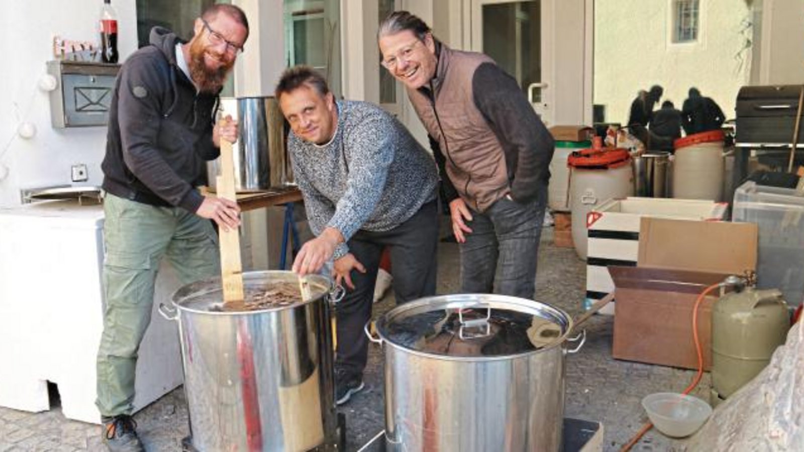 Michael Fröhlich, Stephan Kaske und Bernd Oetinger (von links) beim Bierbrauen mitten in Vaihingen. Im Topf köchelt die Vorstufe von Indian Pale Ale und Dunklem Weizen für den Eigenbedarf, wie von den Hobby-Brauern zu erfahren war.  Foto: Rücker