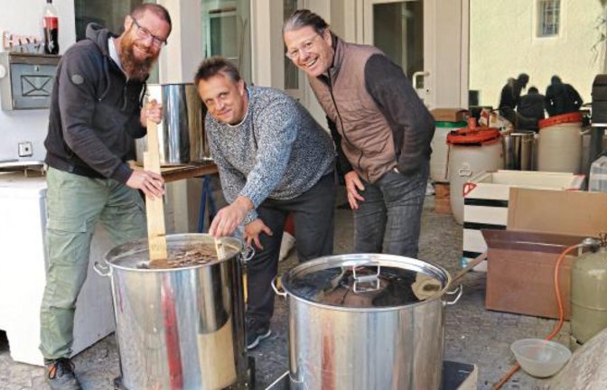 Michael Fröhlich, Stephan Kaske und Bernd Oetinger (von links) beim Bierbrauen mitten in Vaihingen. Im Topf köchelt die Vorstufe von Indian Pale Ale und Dunklem Weizen für den Eigenbedarf, wie von den Hobby-Brauern zu erfahren war.  Foto: Rücker