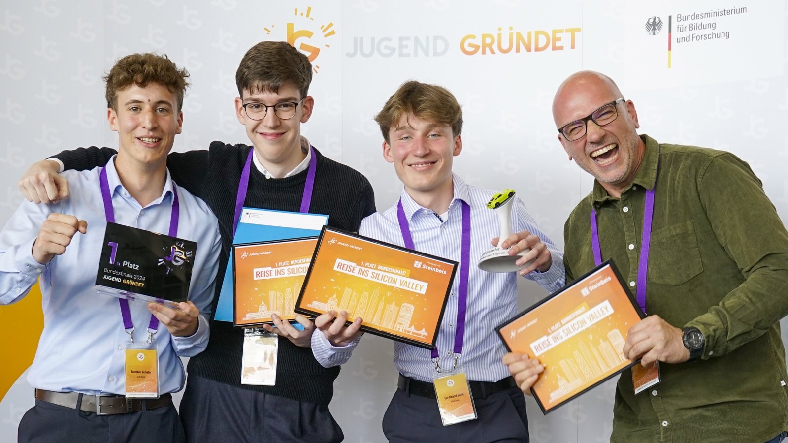 Mit „blind Sonar“ zum Bundessieg (von links): Dominik Schuler, Julian Schenker und Ferdinand Horn. Lehrer Timo Schuh betreut das Team.  Foto: Jugend gründet Mit „blind Sonar“ zum Bundessieg (von links): Dominik Schuler, Julian Schenker und Ferdinand Horn. Lehrer Timo Schuh betreut das Team.  Foto: Jugend gründet