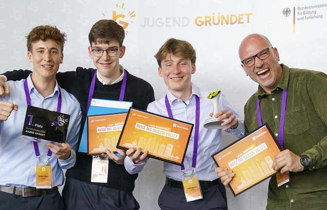 Mit „blind Sonar“ zum Bundessieg (von links): Dominik Schuler, Julian Schenker und Ferdinand Horn. Lehrer Timo Schuh betreut das Team.  <span class='image-autor'>Foto: Jugend gründet</span>