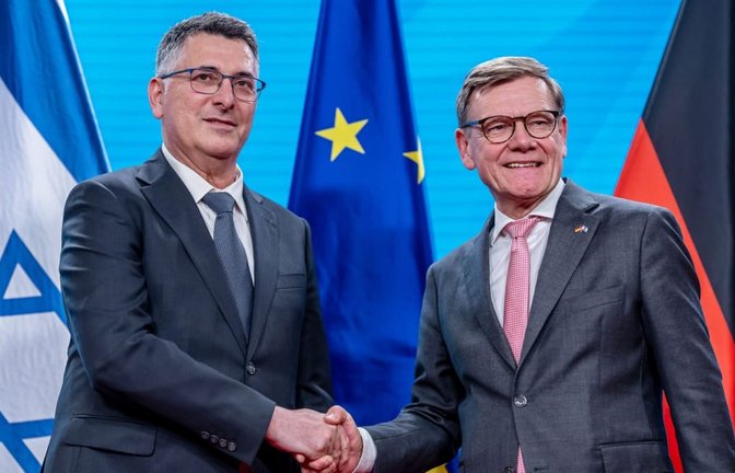Schwierige Beziehungen: Außenminister Johann Wadephul (r.) mit seinem israelischen Amtskollegen Gideon Sa'ar im Mai 2026<span class='image-autor'>Michael Kappeler/dpa</span>