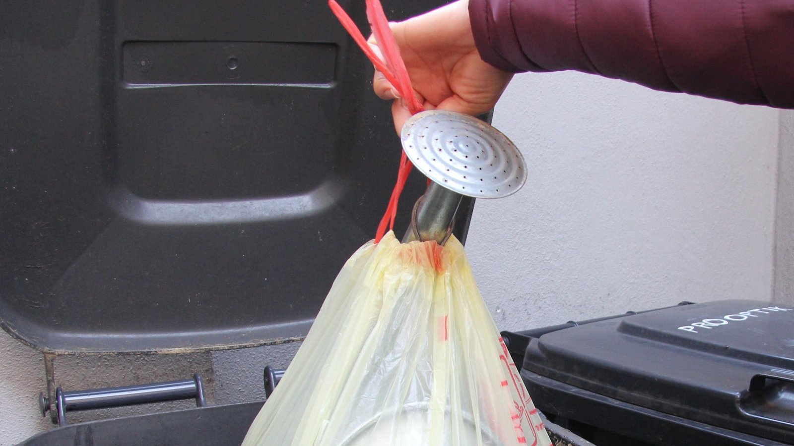 Beim Verpackungsmüll machen sogenannte Fehlwürfe, also falsch entsorgte Abfälle, fast die Hälfte der Gesamtmenge aus. Archivfoto: VKZ/Müller