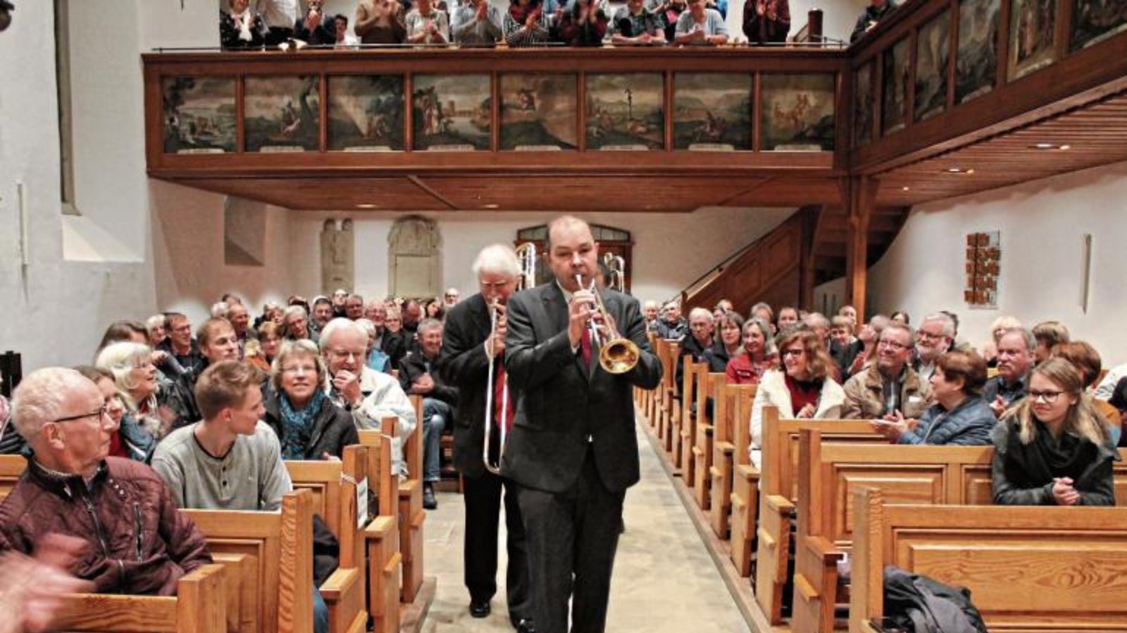 Richard Roblees (Mitte) Verylittlebigband marschiert klangvoll durch die Sachsenheimer Kirche.