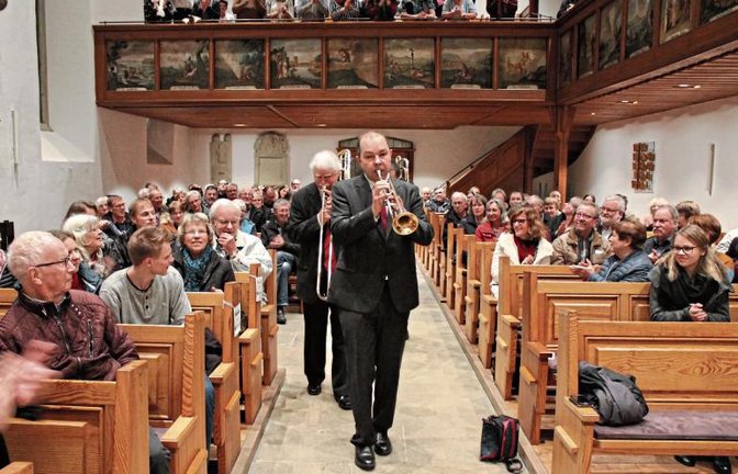 Richard Roblees (Mitte) Verylittlebigband marschiert klangvoll durch die Sachsenheimer Kirche.