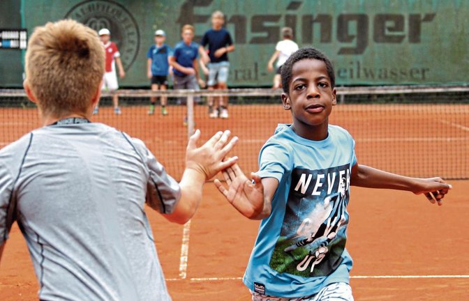 Abklatschen beim Staffellauf – die 30 Teilnehmer am Tenniscamp des TSC Vaihingen wärmen sich morgens mit Liniensprints auf.  Foto: Küppers