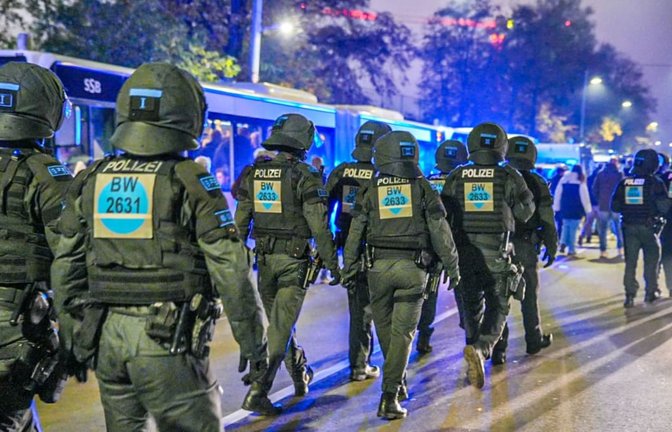 Polizisten sind 2025 in Stuttgart wegen eines Europa-League-Spiels im Einsatz. Innenminister Manuel Hagel (CDU) spricht sich gegen eine Beteiligung der Vereine an den Einsatzkosten aus.<span class='image-autor'>Enrique Kaczor/onw-images/dpa</span>