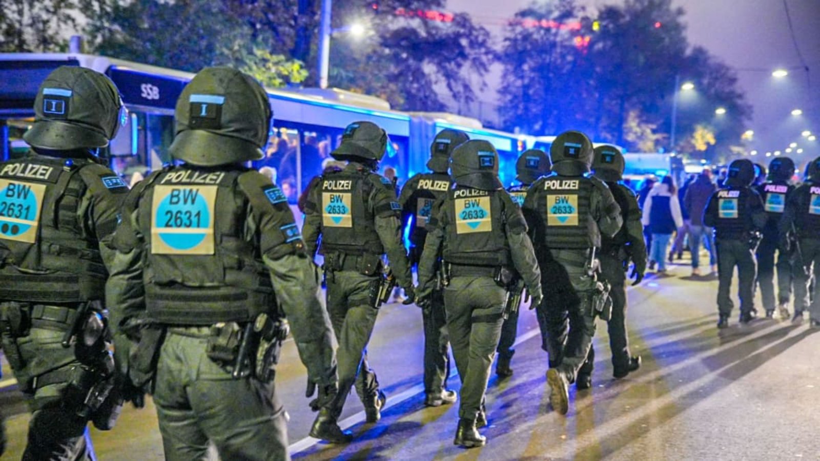 Polizisten sind 2025 in Stuttgart wegen eines Europa-League-Spiels im Einsatz. Innenminister Manuel Hagel (CDU) spricht sich gegen eine Beteiligung der Vereine an den Einsatzkosten aus.Enrique Kaczor/onw-images/dpa Polizisten sind 2025 in Stuttgart wegen eines Europa-League-Spiels im Einsatz. Innenminister Manuel Hagel (CDU) spricht sich gegen eine Beteiligung der Vereine an den Einsatzkosten aus.Enrique Kaczor/onw-images/dpa
