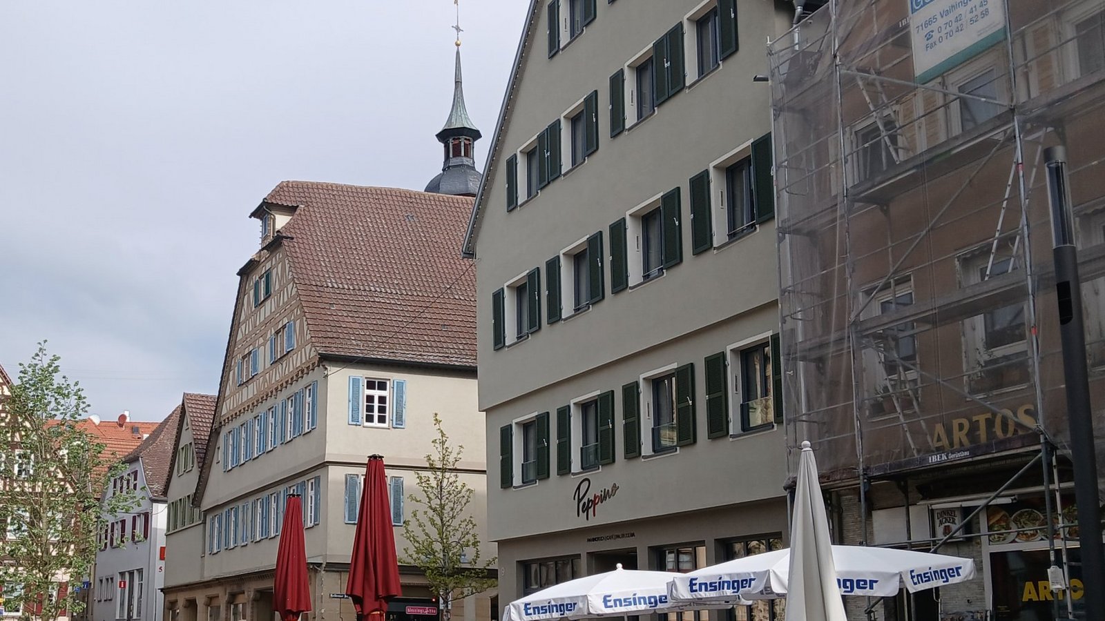 Da waren es nur noch zwei: Vor Kurzem standen auf dem Vaihinger Marktplatz noch fünf rote Schirme. Foto: Müller