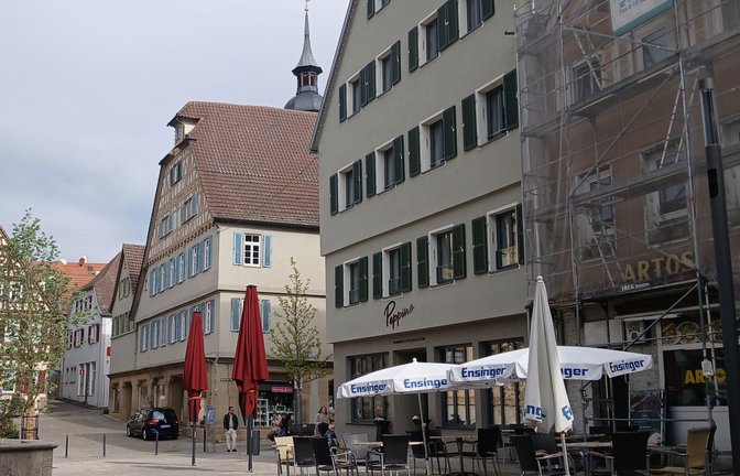 Da waren es nur noch zwei: Vor Kurzem standen auf dem Vaihinger Marktplatz noch fünf rote Schirme. Foto: Müller