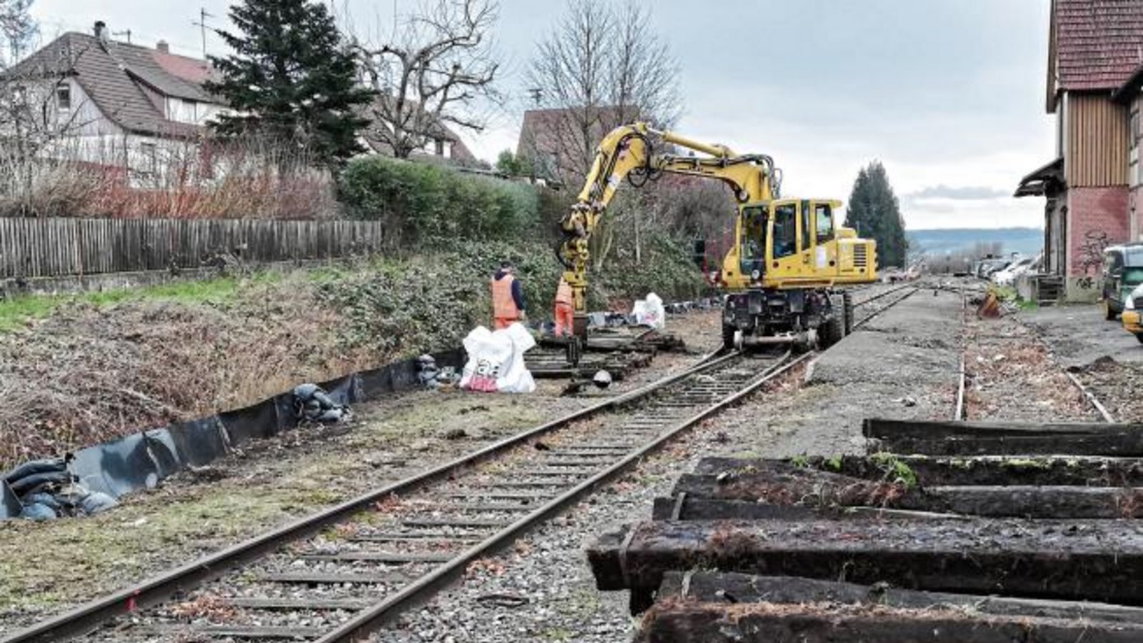 Vorarbeiten für den Radweg: Jetzt wird’s ernst mit dem Gleisrückbau auf der ehemaligen Bahntrasse der WEG in Vaihingen. Am Stadtbahnhof begannen am Montag die Arbeiten zum Ausbau der Schienen und Schwellen. Die Gleise waren schon im Dezember teilweise getrennt worden. Foto: Arning Vorarbeiten für den Radweg: Jetzt wird’s ernst mit dem Gleisrückbau auf der ehemaligen Bahntrasse der WEG in Vaihingen. Am Stadtbahnhof begannen am Montag die Arbeiten zum Ausbau der Schienen und Schwellen. Die Gleise waren schon im Dezember teilweise getrennt worden. Foto: Arning