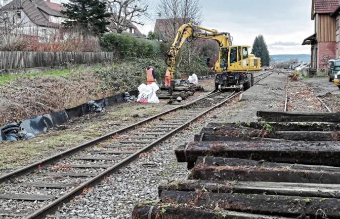Vorarbeiten für den Radweg: Jetzt wird’s ernst mit dem Gleisrückbau auf der ehemaligen Bahntrasse der WEG in Vaihingen. Am Stadtbahnhof begannen am Montag die Arbeiten zum Ausbau der Schienen und Schwellen. Die Gleise waren schon im Dezember teilweise getrennt worden.  Foto: Arning