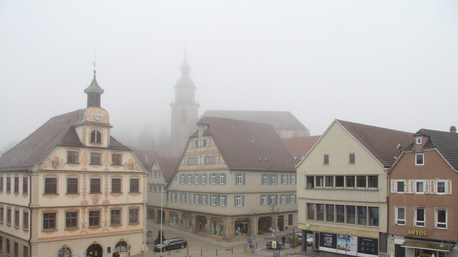 Novemberwetter pur: Schloss Kaltenstein ist im Nebel verschwunden. Doch schon kurz darauf bereitet die Sonne der Tristesse ein prachtvolles Ende.  Foto: Banholzer