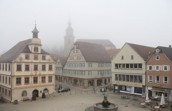 Novemberwetter pur: Schloss Kaltenstein ist im Nebel verschwunden. Doch schon kurz darauf bereitet die Sonne der Tristesse ein prachtvolles Ende.  <span class='image-autor'>Foto: Banholzer</span>