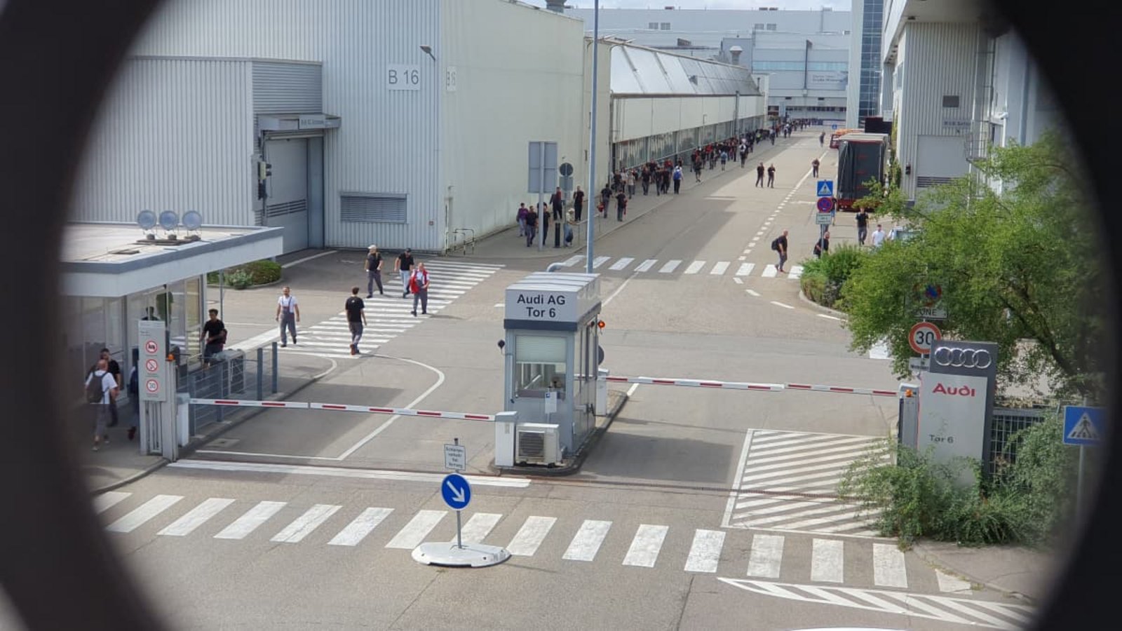 Schichtwechsel bei Audi in Neckarsulm. Viele sind verunsichert.Eberhard Wein
