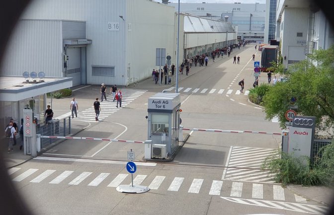 Schichtwechsel bei Audi in Neckarsulm. Viele sind verunsichert.<span class='image-autor'>Eberhard Wein</span>