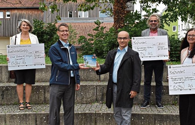 Scheck- und Plakettenübergabe in der Illinger Talaue: von links Jürgen Scheytt (Ehrenvorsitzender der Schachfreunde Illingen), Elke Henz (Vorsitzende des Chors „Eintracht“ Illingen), Markus Wexel (EnBW Kommunalberater), Bürgermeister Harald Eiberger, Sigi Nonnenmann (Vorsitzender des Turnvereins Schützingen) und Angela Adam (Vorsitzende des Fördervereins Seniorenzentrum St. Clara Illingen).  Foto: Mattausch