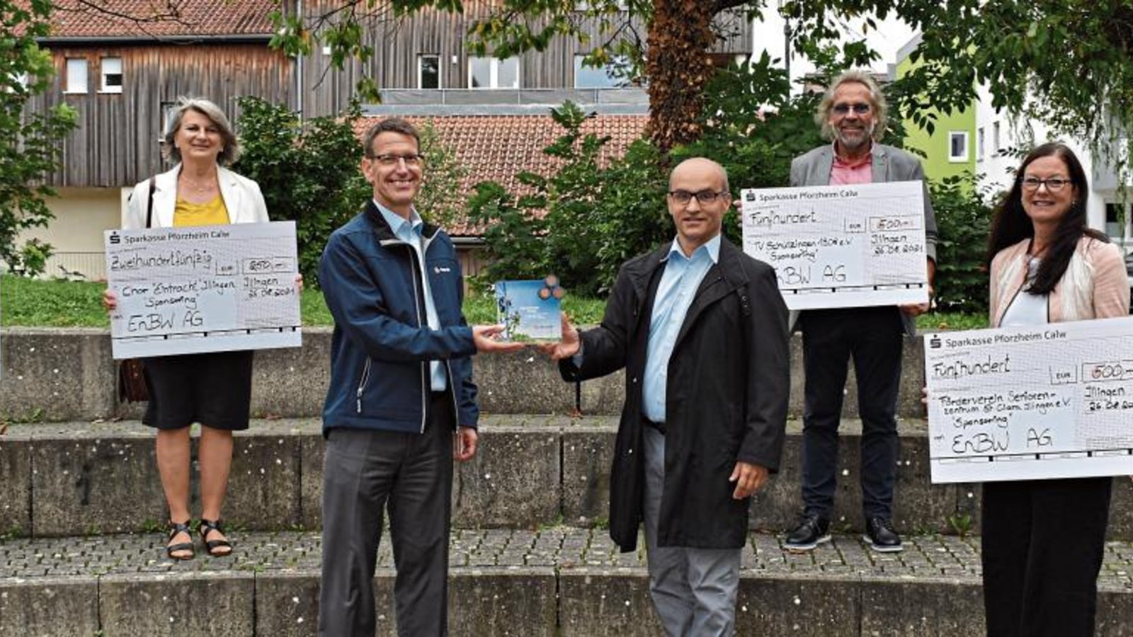 Scheck- und Plakettenübergabe in der Illinger Talaue: von links Jürgen Scheytt (Ehrenvorsitzender der Schachfreunde Illingen), Elke Henz (Vorsitzende des Chors „Eintracht“ Illingen), Markus Wexel (EnBW Kommunalberater), Bürgermeister Harald Eiberger, Sigi Nonnenmann (Vorsitzender des Turnvereins Schützingen) und Angela Adam (Vorsitzende des Fördervereins Seniorenzentrum St. Clara Illingen). Foto: Mattausch Scheck- und Plakettenübergabe in der Illinger Talaue: von links Jürgen Scheytt (Ehrenvorsitzender der Schachfreunde Illingen), Elke Henz (Vorsitzende des Chors „Eintracht“ Illingen), Markus Wexel (EnBW Kommunalberater), Bürgermeister Harald Eiberger, Sigi Nonnenmann (Vorsitzender des Turnvereins Schützingen) und Angela Adam (Vorsitzende des Fördervereins Seniorenzentrum St. Clara Illingen). Foto: Mattausch