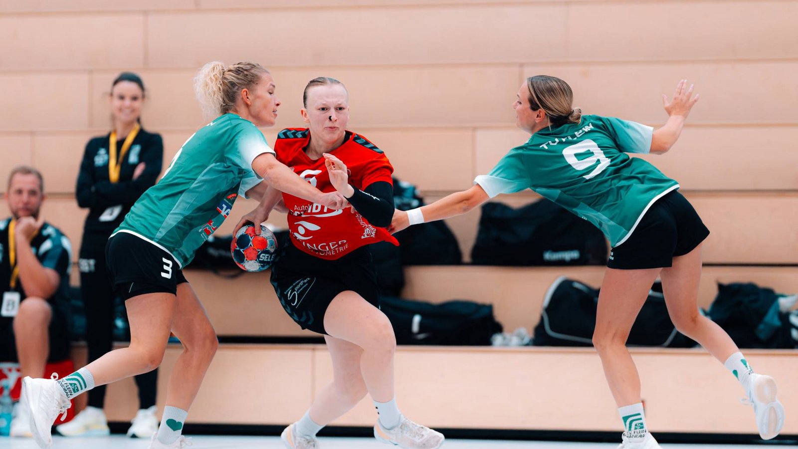 Sophie Maisch (Mitte) muss mit dem HCME in Ludwigsburg ran. <span class='image-autor'>Foto: Krause</span>