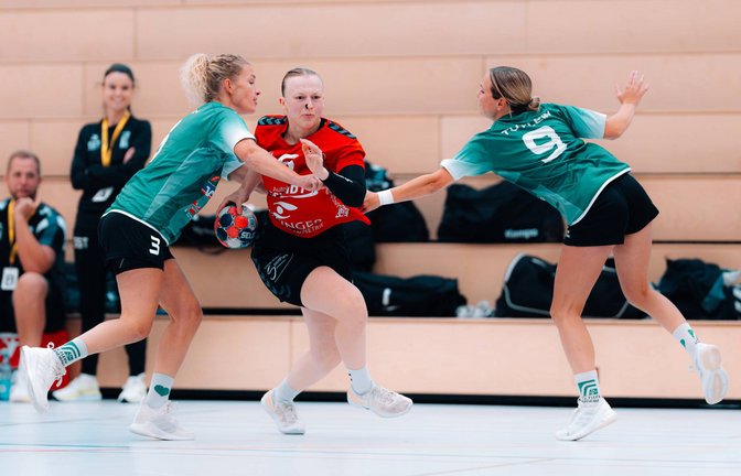 Sophie Maisch (Mitte) muss mit dem HCME in Ludwigsburg ran. <span class='image-autor'>Foto: Krause</span>