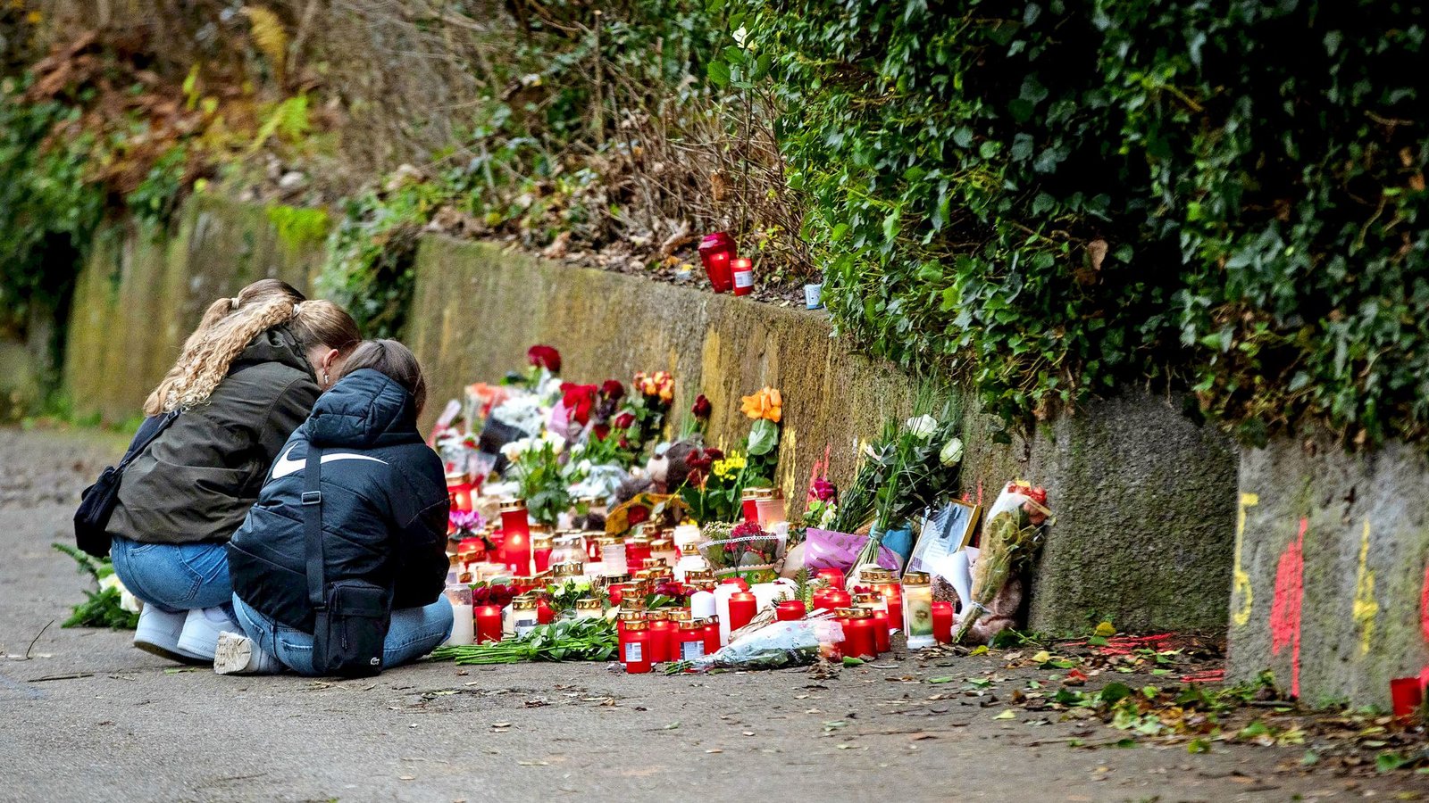 Drei Mädchen trauern am Tatort des Messerangriffs.Foto: dpa/Christoph Schmidt
