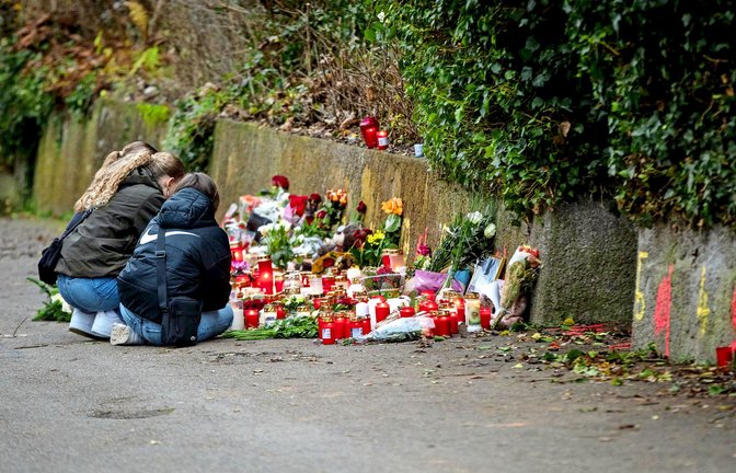Drei Mädchen trauern am Tatort des Messerangriffs.<span class='image-autor'>Foto: dpa/Christoph Schmidt</span>