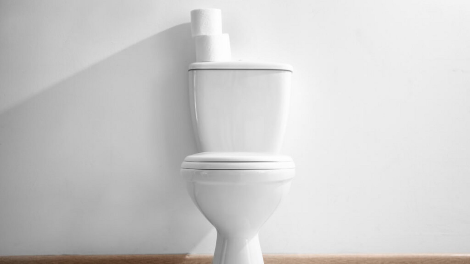 Verkalkungen im Spülkasten verursachen oft Probleme. So reinigen und entkalken Sie Ihren WC-Spülkasten.Foto: New Africa / Shutterstock.com