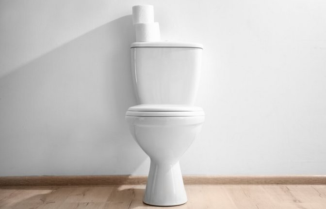 Verkalkungen im Spülkasten verursachen oft Probleme. So reinigen und entkalken Sie Ihren WC-Spülkasten.<span class='image-autor'>Foto: New Africa / Shutterstock.com</span>