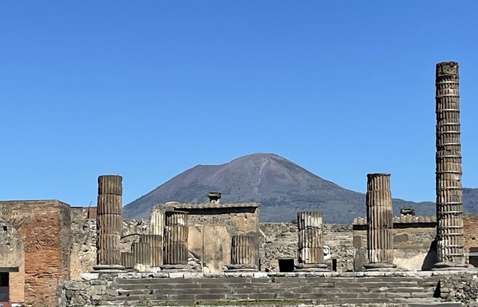 Antike Gebäude in Pompeji mit dem Vesuv im Hintergrund. Der Vulkan Vesuv brach im Jahr 79 n. Chr. aus und bedeckte die Stadt Pompeji mit Asche.<span class='image-autor'>Foto: dpa</span>