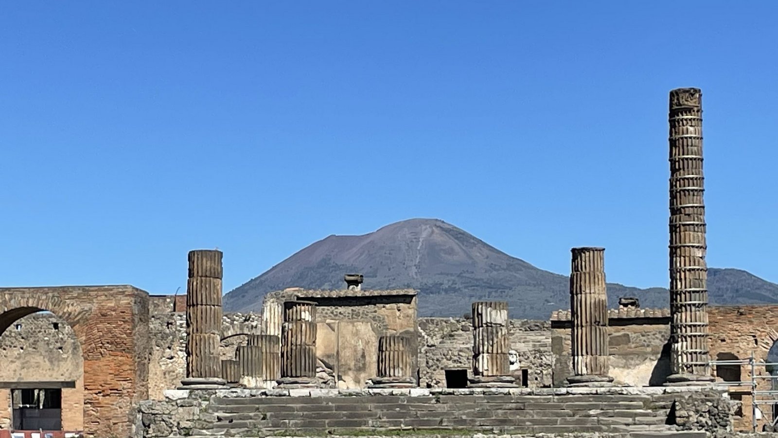 Antike Gebäude in Pompeji mit dem Vesuv im Hintergrund. Der Vulkan Vesuv brach im Jahr 79 n. Chr. aus und bedeckte die Stadt Pompeji mit Asche.Foto: dpa Antike Gebäude in Pompeji mit dem Vesuv im Hintergrund. Der Vulkan Vesuv brach im Jahr 79 n. Chr. aus und bedeckte die Stadt Pompeji mit Asche.Foto: dpa