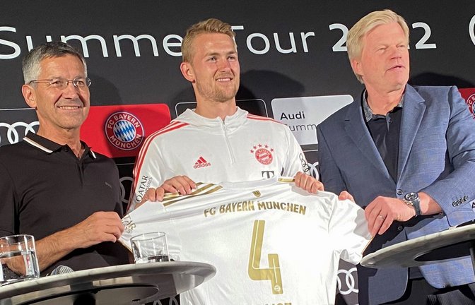 Bei einem Medientermin des FC Bayern wird Neuzugang Matthijs de Ligt (M) von Vorstandschef Kahn (r) und Präsident Hainer vorgestellt.<span class='image-autor'>Foto: dpa</span>