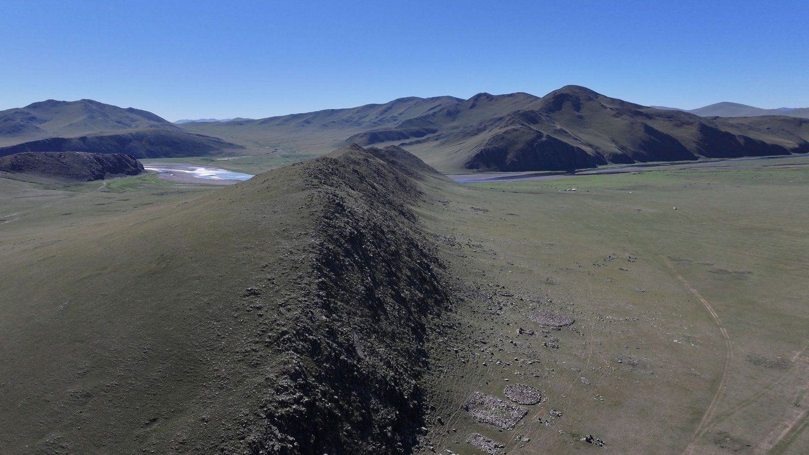 Forscher haben das Gräberfeld von Maikhan Tolgoi in der Zentralmongolei untersucht. Dies ermöglicht neue Einblicke in das gesellschaftliche Zusammenleben und Bevölkerungsdynamiken in der späten Bronzezeit.Foto: LEIZA/Ursula Brosseder Forscher haben das Gräberfeld von Maikhan Tolgoi in der Zentralmongolei untersucht. Dies ermöglicht neue Einblicke in das gesellschaftliche Zusammenleben und Bevölkerungsdynamiken in der späten Bronzezeit.Foto: LEIZA/Ursula Brosseder