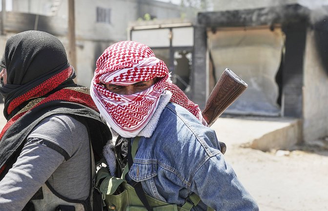Ein Foto vom 18. Juli: Beduinische Kämpfer im Dorf Al-Masraa am Rande der Stadt Suwaida<span class='image-autor'>Foto: Ghaith Alsayed/AP/dpa</span>