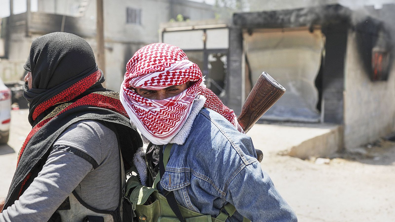 Ein Foto vom 18. Juli: Beduinische Kämpfer im Dorf Al-Masraa am Rande der Stadt SuwaidaFoto: Ghaith Alsayed/AP/dpa Ein Foto vom 18. Juli: Beduinische Kämpfer im Dorf Al-Masraa am Rande der Stadt SuwaidaFoto: Ghaith Alsayed/AP/dpa