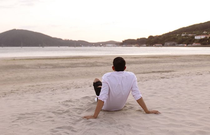 Niemand da zum Urlaub machen: Das kann laut einer Studie gerade bei Männern vorkommen.<span class='image-autor'>Foto: imago//Elena Helade</span>