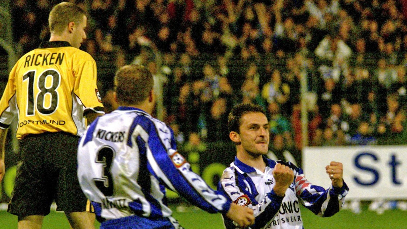 Am 12. Oktober 1999 bejubeln Adnan Kevric und Stefan Minkwitz (v.li.) vor 10 618 Zuschauern in der dritten DFB-Pokal-Runde ein 3:1 gegen Borussia Dortmund. Davor hatten sich die Blauen beim VFC Plauen und beim 1. VfL Hamm durchgesetzt.Foto: imago/Sportfoto Rudel/imago sportfotodienst