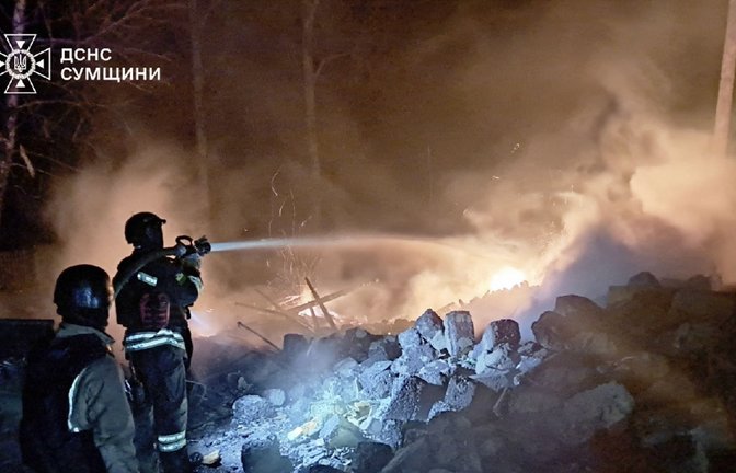 Von Waffenruhe keine Spur: Dieses Foto des staatlichen Rettungsdienstes zeigt angeblich ukrainische Feuerwehrleute in Aktion nach einem russischen Angriff auf die Region Sumy.<span class='image-autor'>Foto: Ukraine's State Emergency Servic</span>