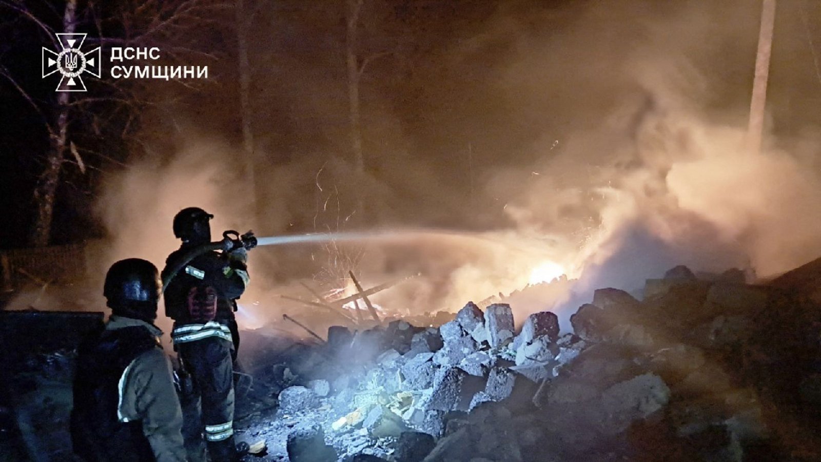 Von Waffenruhe keine Spur: Dieses Foto des staatlichen Rettungsdienstes zeigt angeblich ukrainische Feuerwehrleute in Aktion nach einem russischen Angriff auf die Region Sumy.Foto: Ukraine's State Emergency Servic
