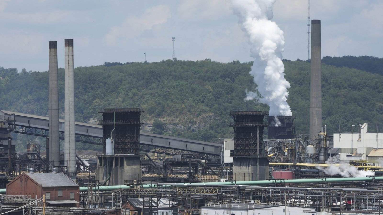 Die Kokerei Clairton Coke Works von U.S. Steel ist in Clairton zu sehen – bei einer Explosion ist mindestens eine Person gestorben (Archivfoto).Foto: Gene Puskar/AP/dpa/Gene Puskar Die Kokerei Clairton Coke Works von U.S. Steel ist in Clairton zu sehen – bei einer Explosion ist mindestens eine Person gestorben (Archivfoto).Foto: Gene Puskar/AP/dpa/Gene Puskar