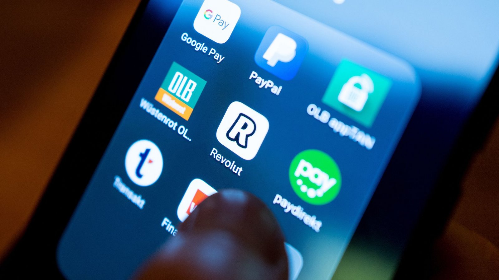 Die britische Digitalbank Revolut expandiert auf den hart umkämpften US-amerikanischen Bankenmarkt. (Symbolbild).Foto: Monika Skolimowska/dpa-Zentralbild/dpa