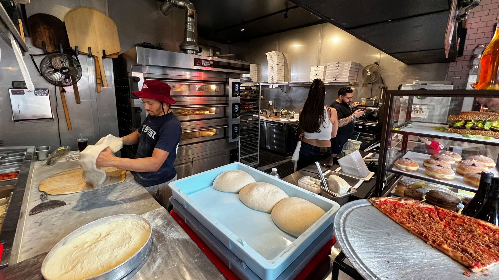 In der Pizzeria L'Industrie wird der Piizateig vorbereitet.Foto: Benno Schwinghammer/dpa