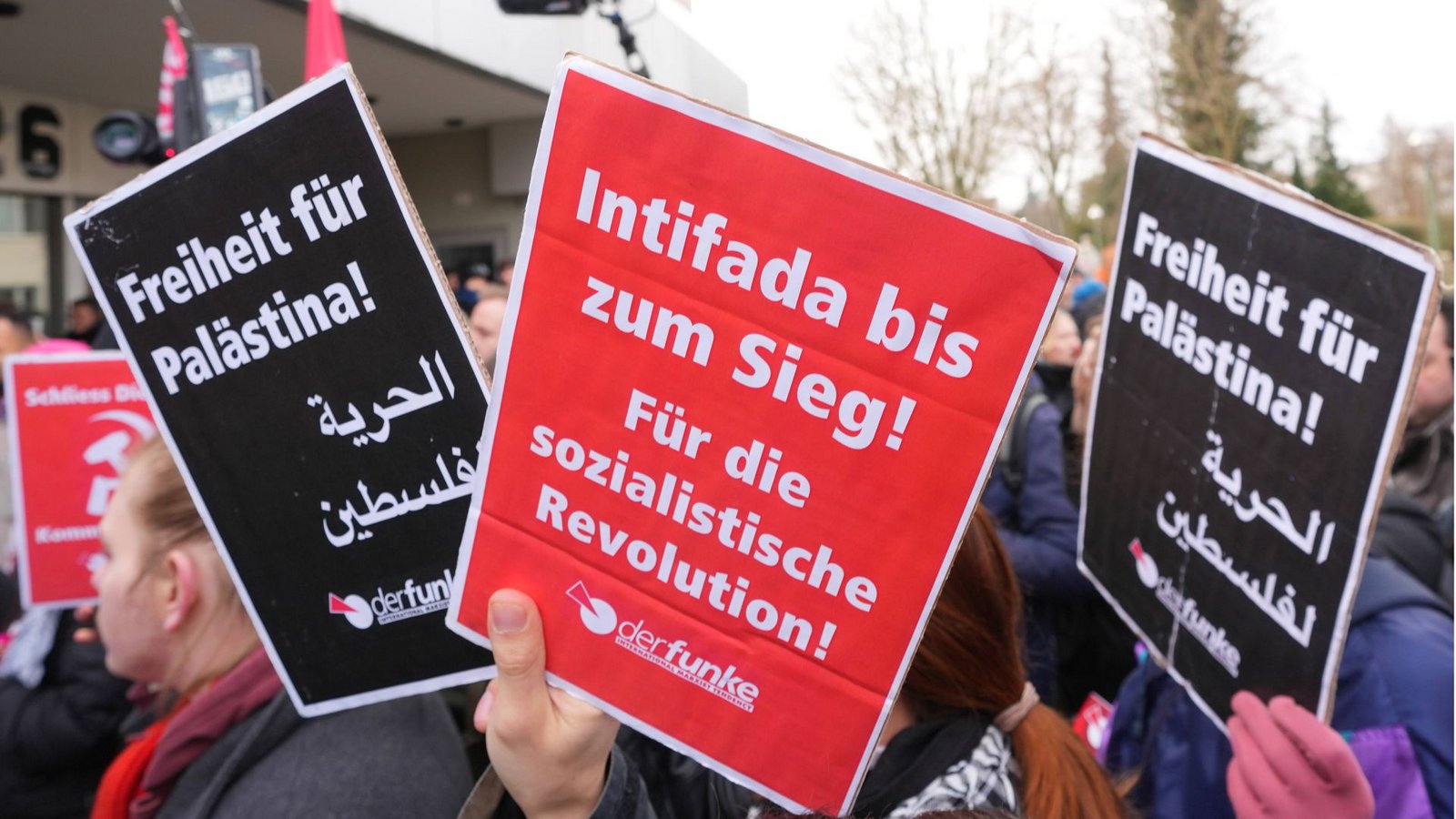 Auf einer Demo an der Freien Universität Berlin fordern junge Menschen eine Intifada. Der Begriff bezeichnet palästinensische Aufstände gegen Besatzung.Foto: Imago/Serienlicht Auf einer Demo an der Freien Universität Berlin fordern junge Menschen eine Intifada. Der Begriff bezeichnet palästinensische Aufstände gegen Besatzung.Foto: Imago/Serienlicht