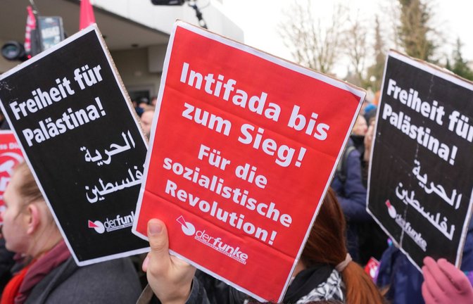 Auf einer Demo an der Freien Universität Berlin fordern junge Menschen eine Intifada. Der Begriff bezeichnet  palästinensische Aufstände gegen Besatzung.<span class='image-autor'>Foto: Imago/Serienlicht</span>