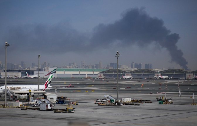 Nach einem iranischen Angriff ist am Flughafen von Dubai eine Rauchwolke zu sehen.<span class='image-autor'>Foto: Altaf Qadri/AP/dpa</span>