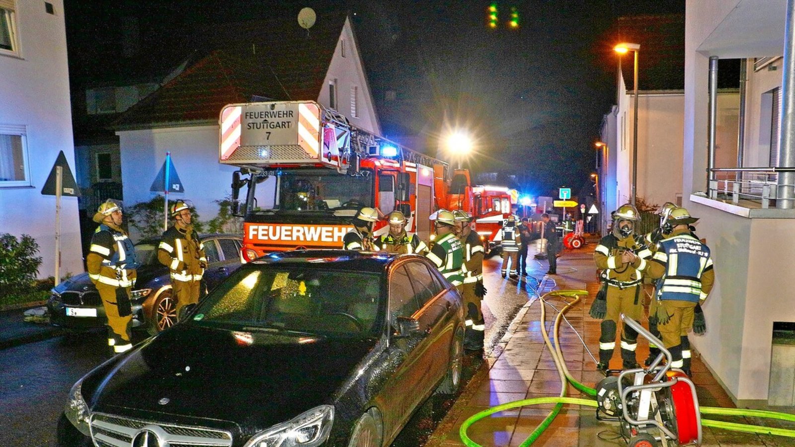 Einsatzkräfte der Feuerwehr rückten mit einer Drehleiter an.Foto: KS-Images/Andreas Rometsch